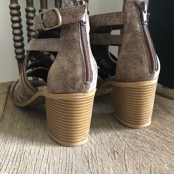 DOLLHOUSE/ chunky heel - Picture 4 of 7